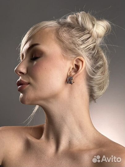 Модель на брови