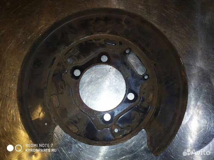 Щит опорный тормозной задний правый Ssangyong