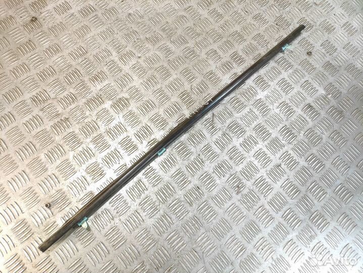 Молдинг стекла двери правой передней Toyota Coroll