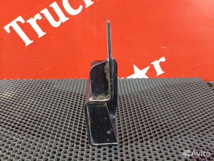 Кронштейн усилителя бампера правый