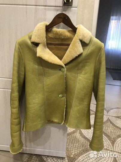 Продам женскую короткую дубленку