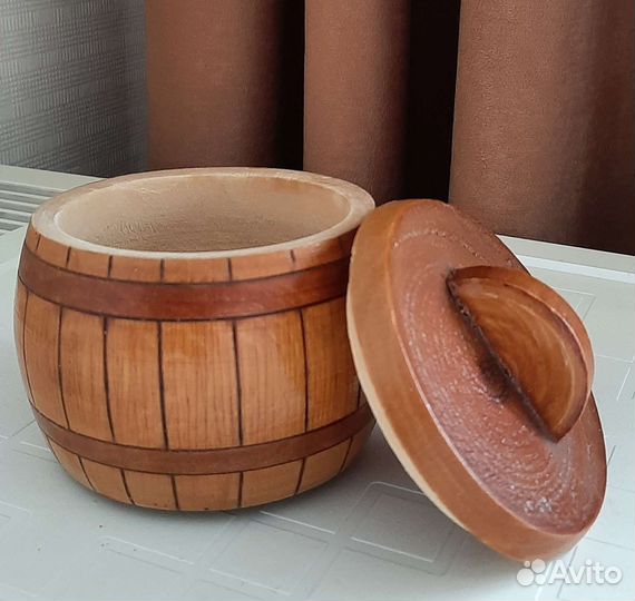 Деревянная маленькая бочка с крышкой