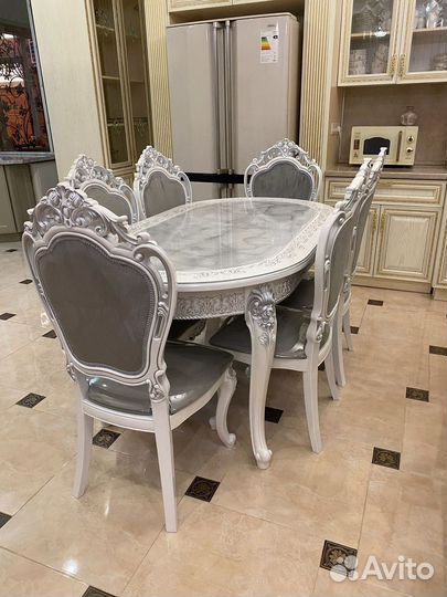 Кухонный стол и стулья