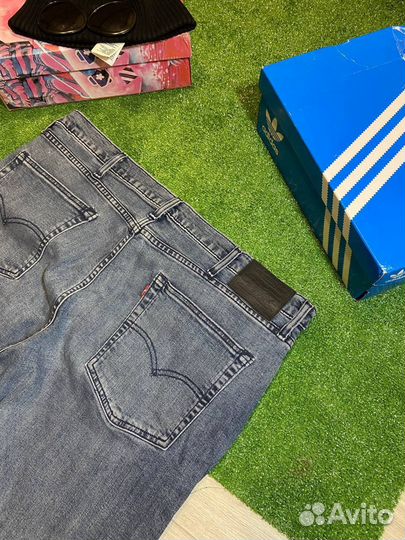 Джинсы Levis