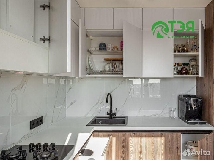 Кухня темно-древесного цвета