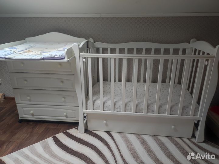 Детская кроватка и пеленальный комод