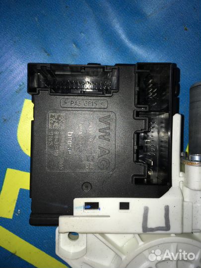 Правый моторчик стеклоподъемника Volkswagen Jetta