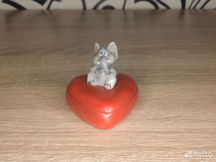 Статуэтки, шкатулки