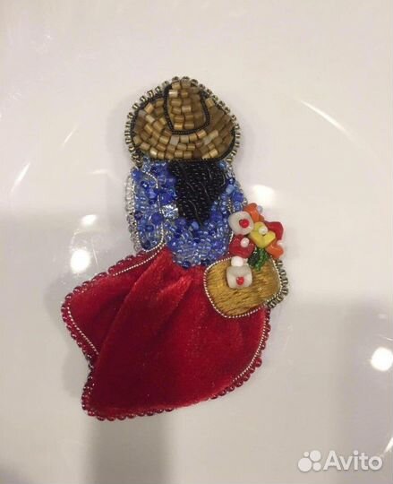 Брошь девочка
