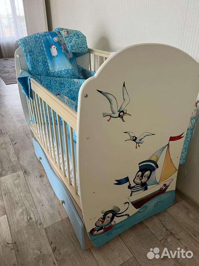Детская кроватка с маятником