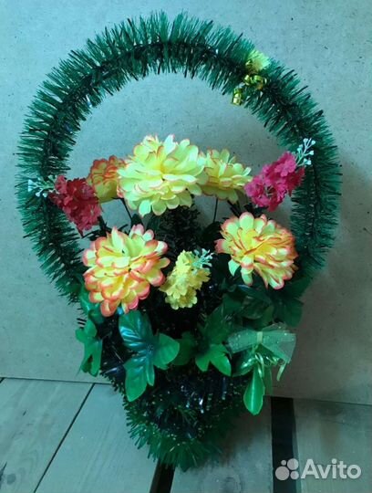 Букет искусственных цветов в корзине