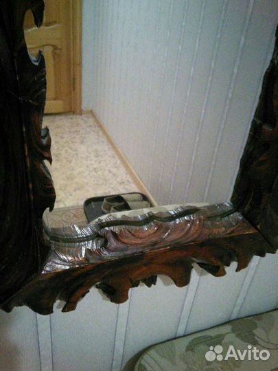 Зеркало в резной деревянной раме