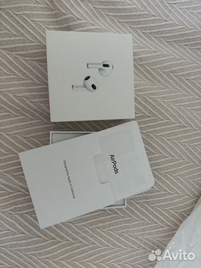 Коробка от беспроводных наушников AirPods