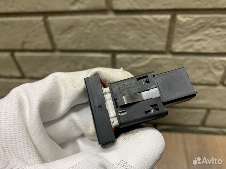 VW Polo Sedan Кнопка аварийной сигнализации