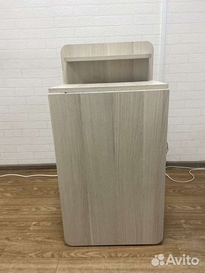 Маникюрный стол