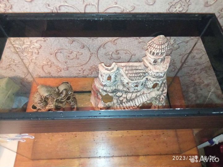 Аквариум 60л 55х27х42 с камнями и игрушками внутри