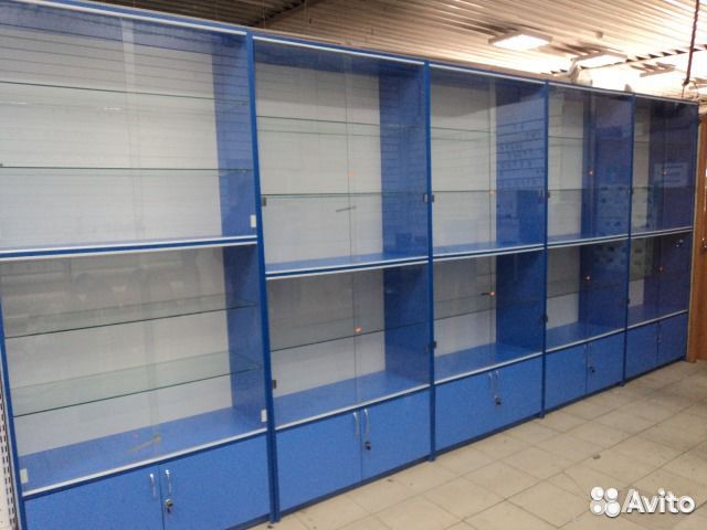 Витрина пристенная со стеклянными дверьми