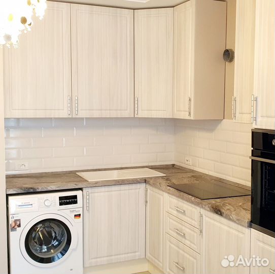 Кухня с дизайнерскими ручками на заказ