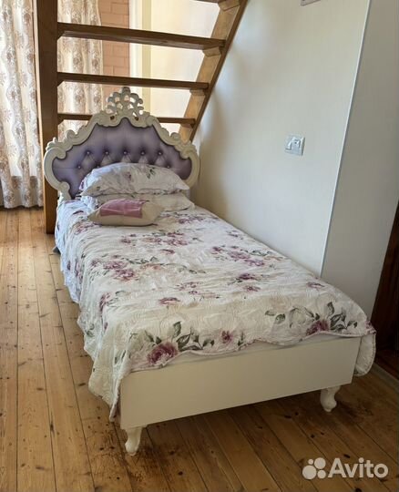 Кровать односпальная с матрасом