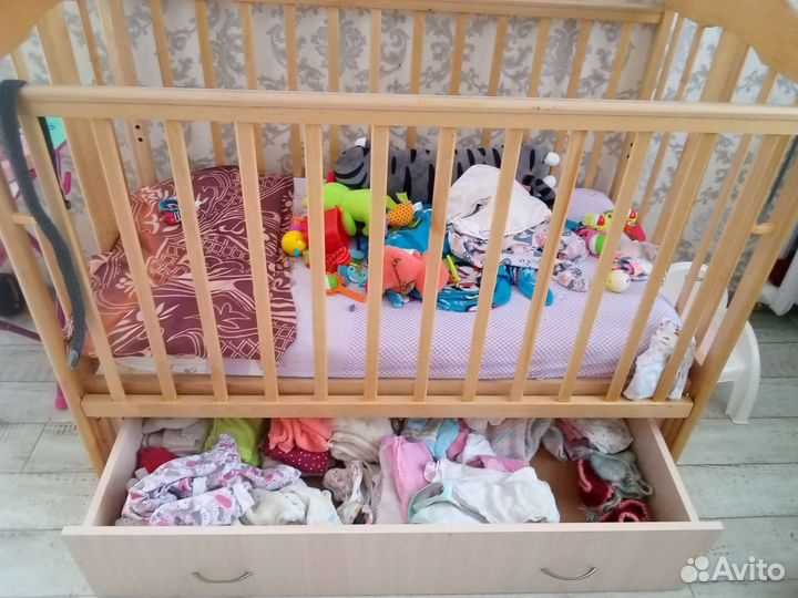 Детская кроватка с маятником