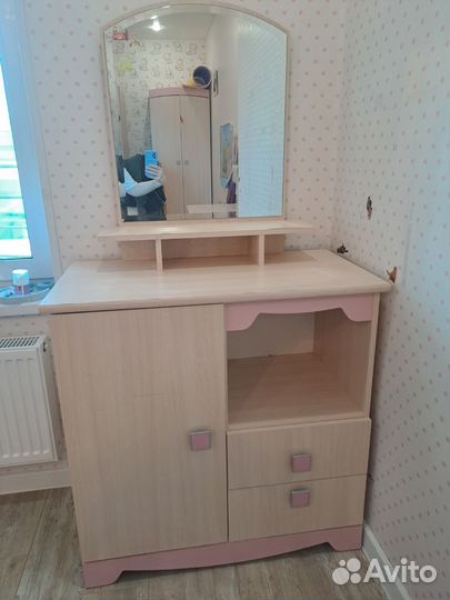 Мебель детская: шкаф, стол, кровать,комод