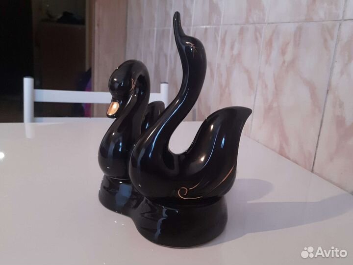 Фарфоровая статуэтка чёрных лебедей