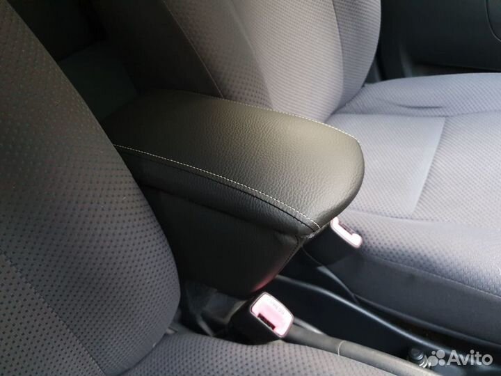 Подлокотник Toyota Succeed