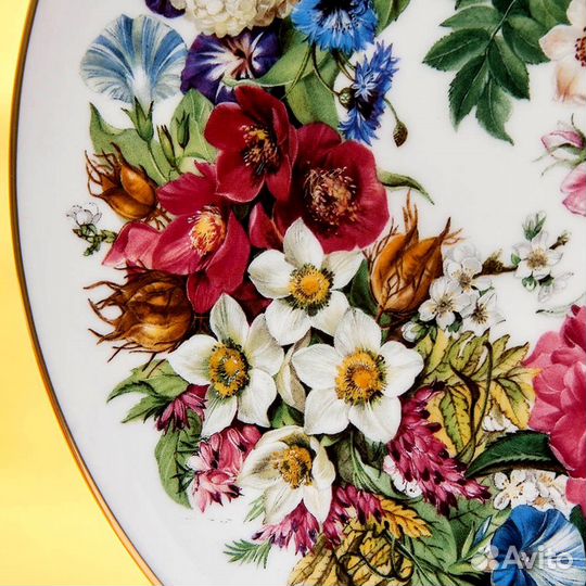 Фарфоровая тарелка