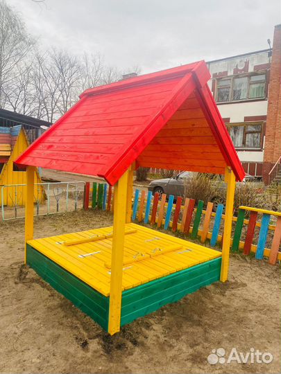 Детская песочница с крышей