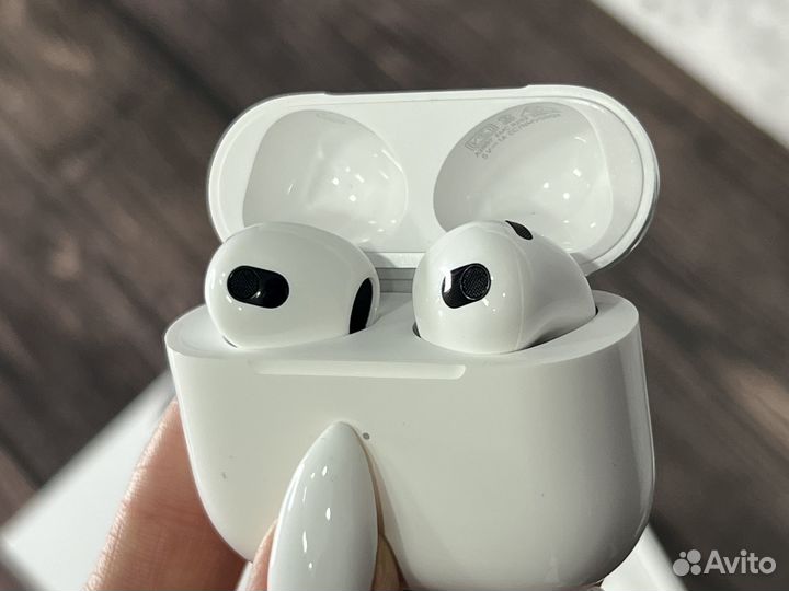 AirPods (3-го поколения)