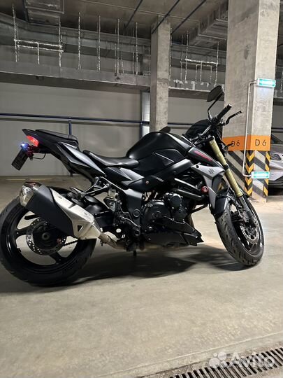 Suzuki GSR-750