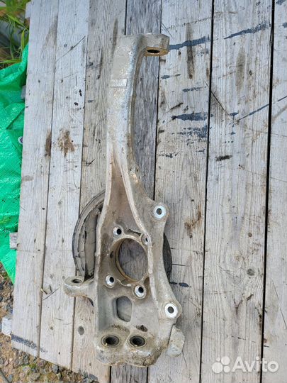 Мало б.у. кулак передний правый Genesis G80