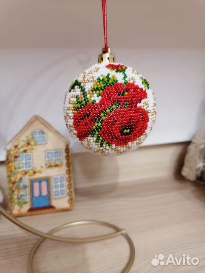 Ёлочная игрушка ручной работы из бисера маки
