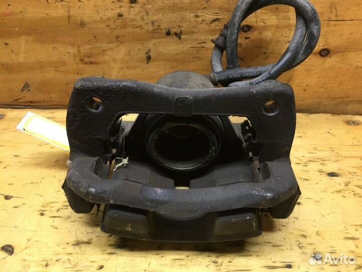 Суппорт передний правый Toyota Bb NCP30 2nzfe 2004