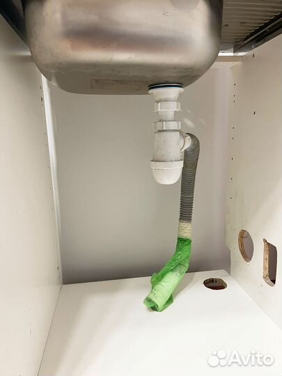 Тумбы: с раковиной и сифоном и навесной ящик