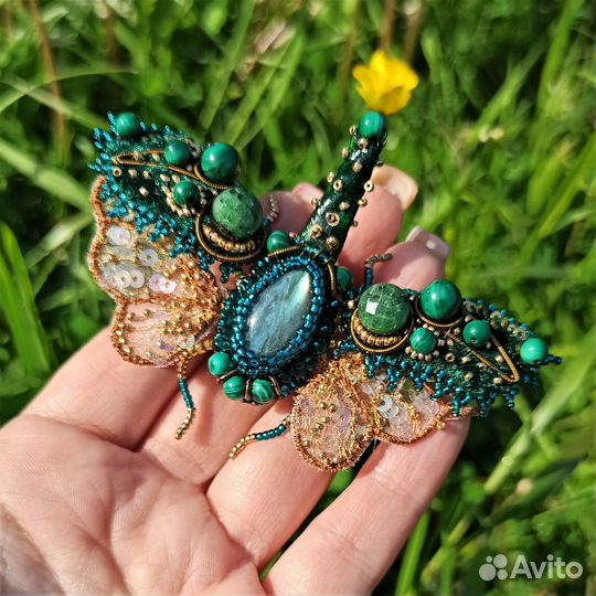 Вышитая брошь цикада с малахитом и цоизитом
