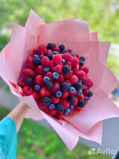 Клубничные композиции в корзине и коробочке