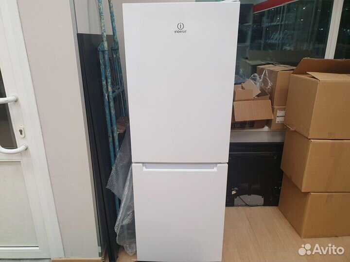 Холодильник с морозильником Indesit 270л / Новый