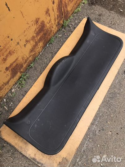 Обшивка двери багажника Ford focus 2