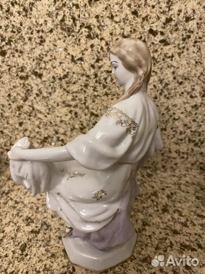 Фарфоровые статуэтка