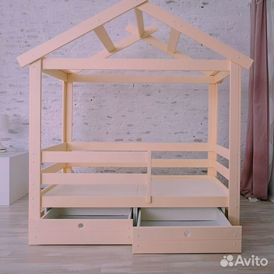 Детская кровать с крышей домик
