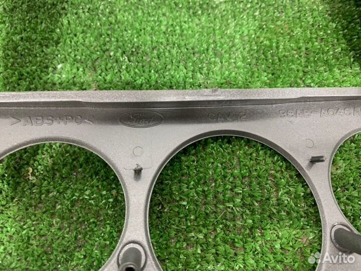 Консоль центральная Ford Focus седан 1.8 eydk 2003