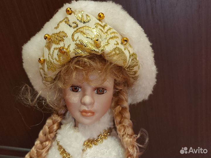 Снегурочка фарфоровая кукла