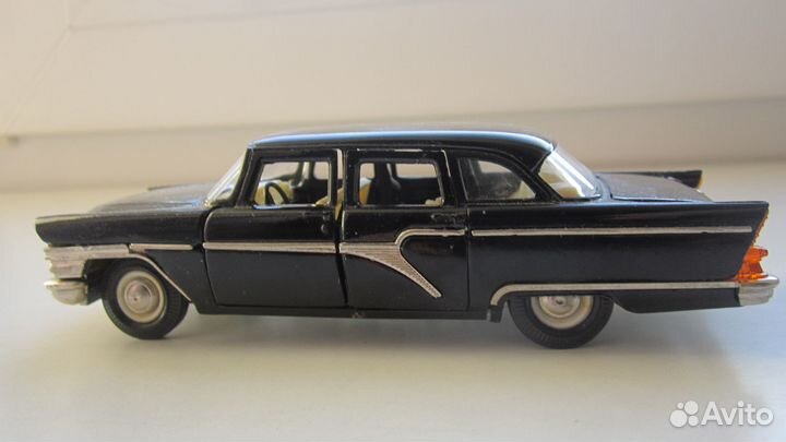 Коллекционная машинка Чайка газ-13