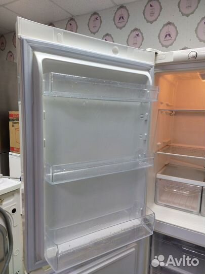 Холодильник Indesit бежевый 167х60х60