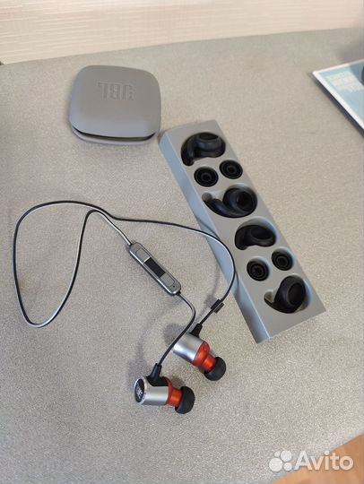 Беспроводные наушники JBL