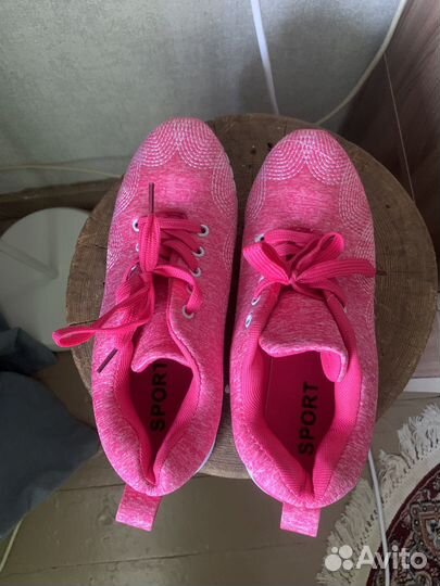 Кроссовки женские