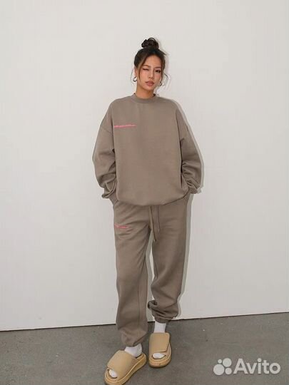 Стильный спортивный женский костюм