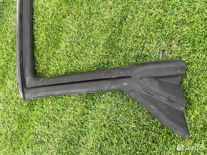 Уплотнитель стекла двери передний правый Ford