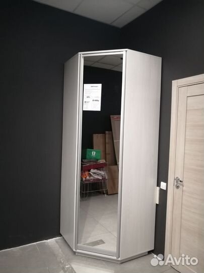 Угловой шкаф с зеркалом